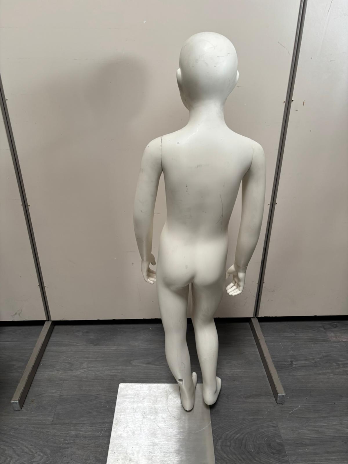 Mannequin enfant complet sur socle métallique – 7 à 8 ans – fibre de verre blanc mat – H127 cm