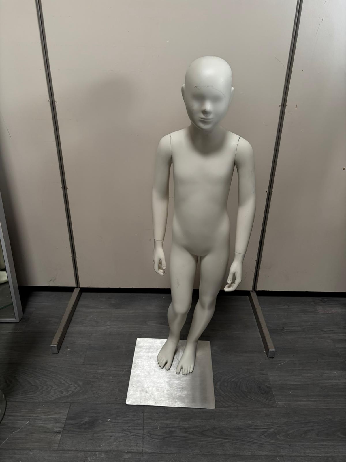 Mannequin enfant complet sur socle métallique – 7 à 8 ans – fibre de verre blanc mat – H127 cm