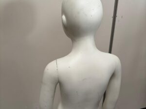 Mannequin enfant complet sur socle métallique – 7 à 8 ans – fibre de verre blanc mat – H127 cm