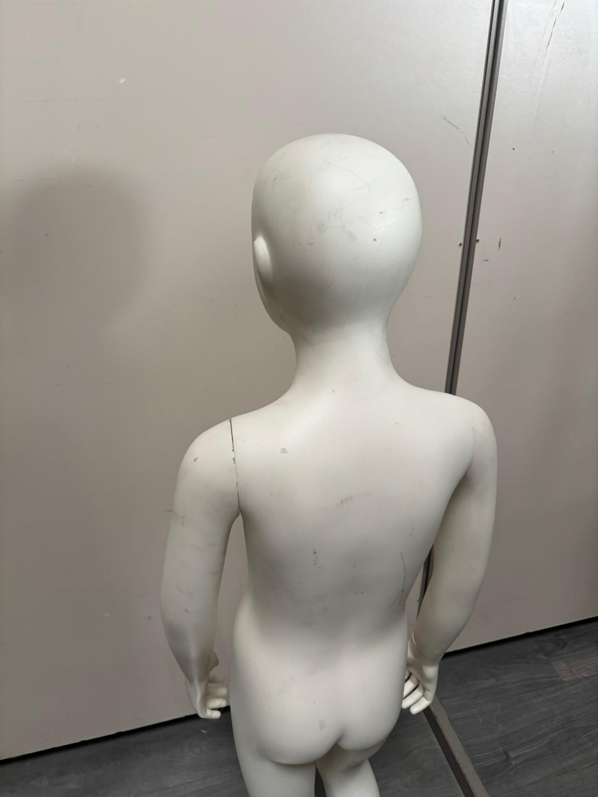 Mannequin enfant complet sur socle métallique – 7 à 8 ans – fibre de verre blanc mat – H127 cm