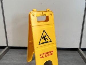 Panneau d’affichage « attention sol glissant » PVC jaune – H56 cm