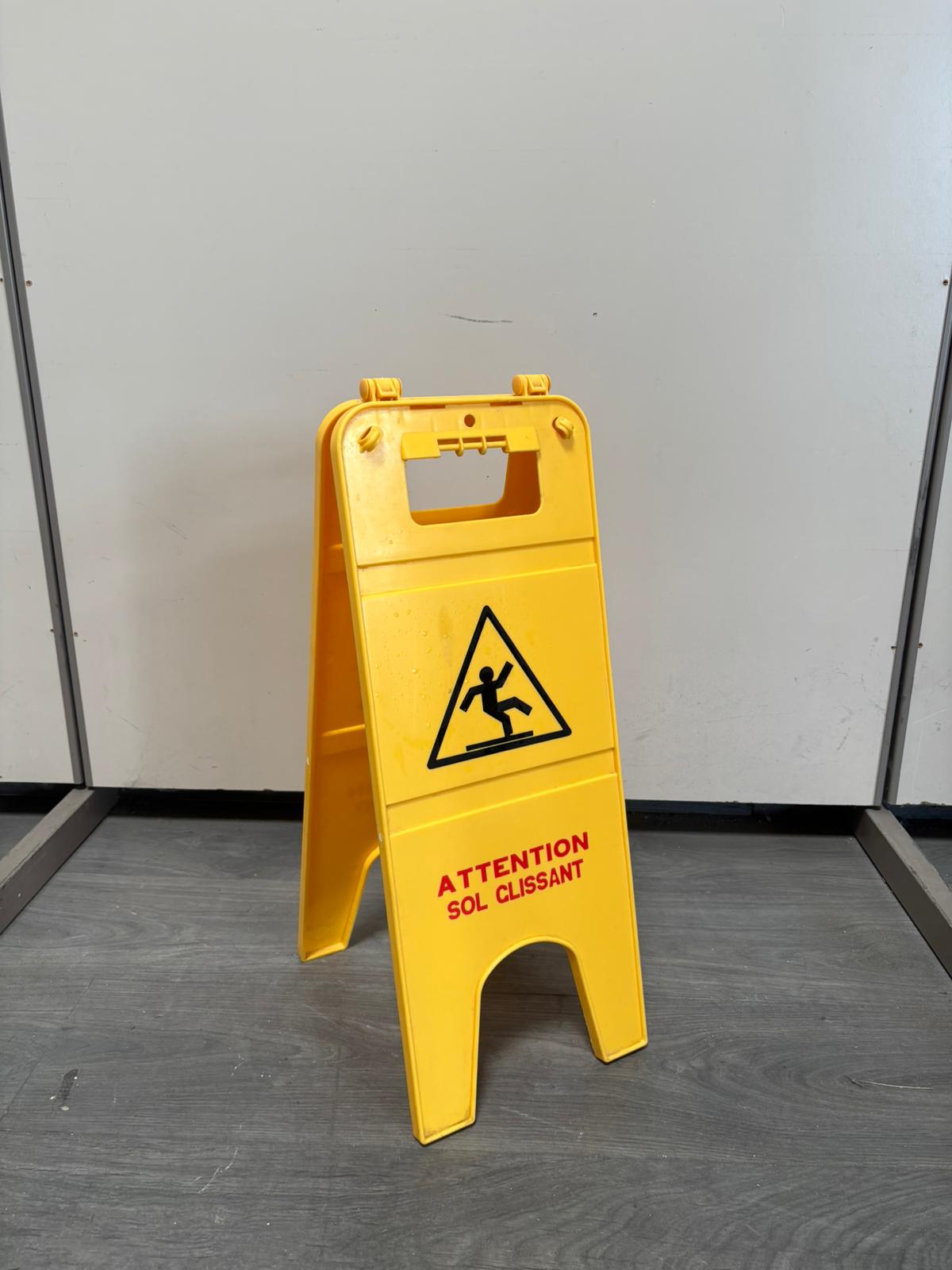 Panneau d’affichage « attention sol glissant » PVC jaune – H56 cm