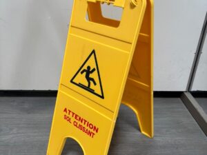 Panneau d’affichage « attention sol glissant » PVC jaune – H56 cm