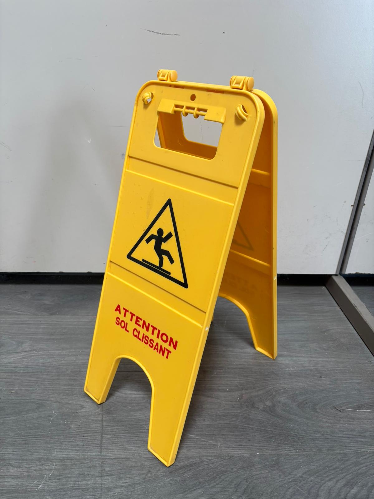 Panneau d’affichage « attention sol glissant » PVC jaune – H56 cm