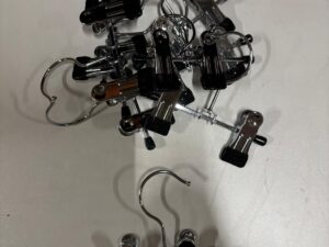 Lot de 30 cintres double pinces métalliques gris – L13 cm