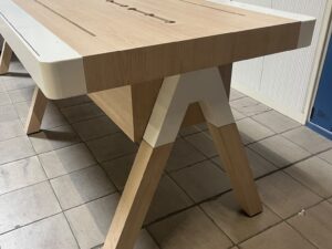 Table de présentation en bois et métal blanc avec trappes de rangement – L300 x l100 x H96 cm