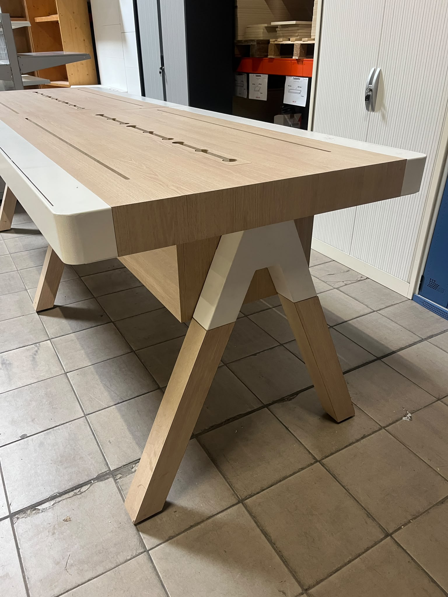 Table de présentation en bois et métal blanc – L300 x l100 x H96 cm