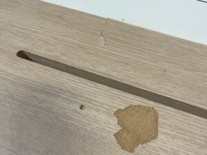 Table de présentation en bois et métal blanc avec trappes de rangement – L300 x l100 x H96 cm