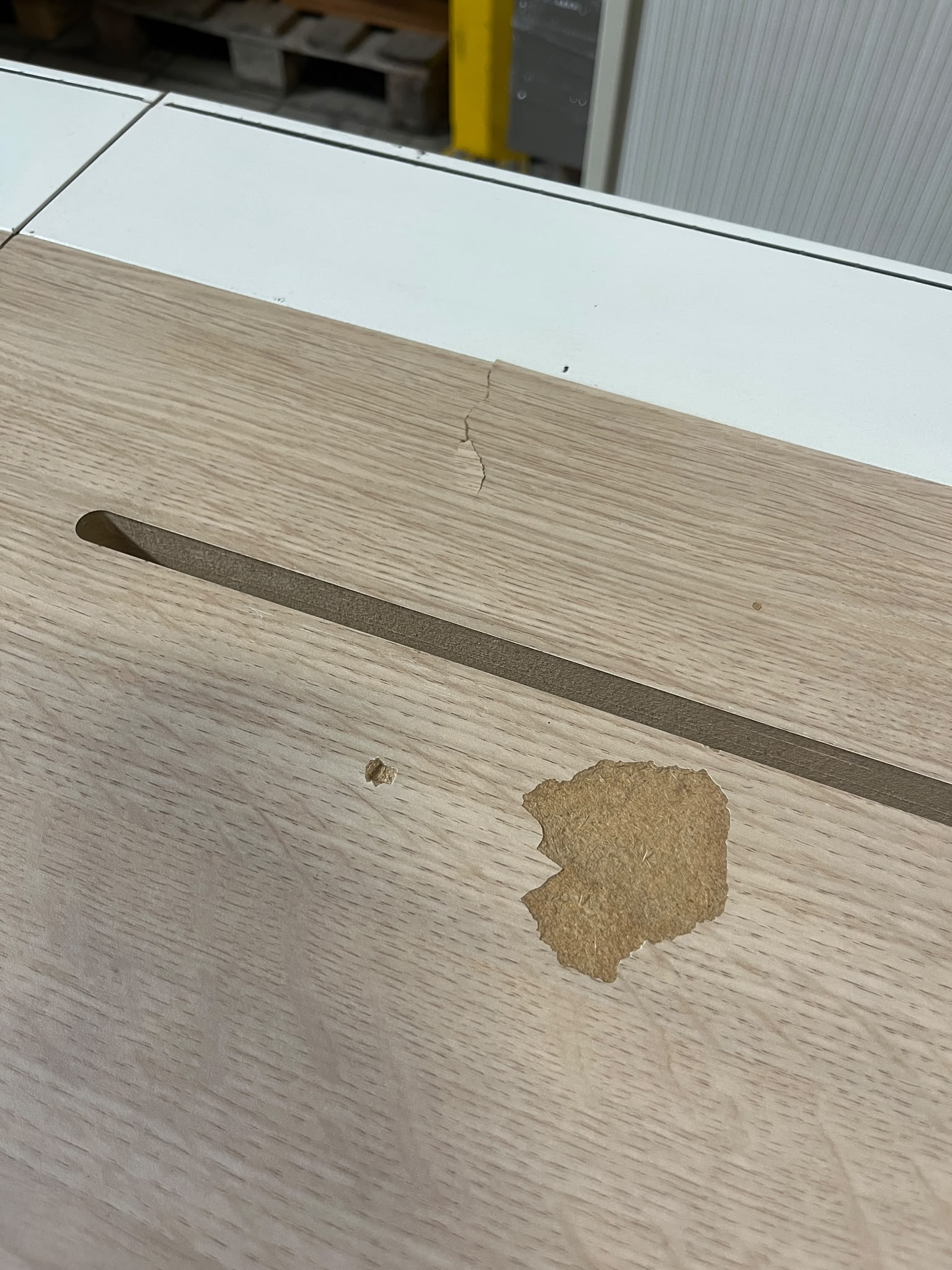 Table de présentation en bois et métal blanc – L300 x l100 x H96 cm