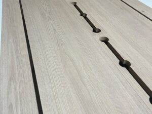 Table de présentation en bois et métal blanc avec trappes de rangement – L300 x l100 x H96 cm