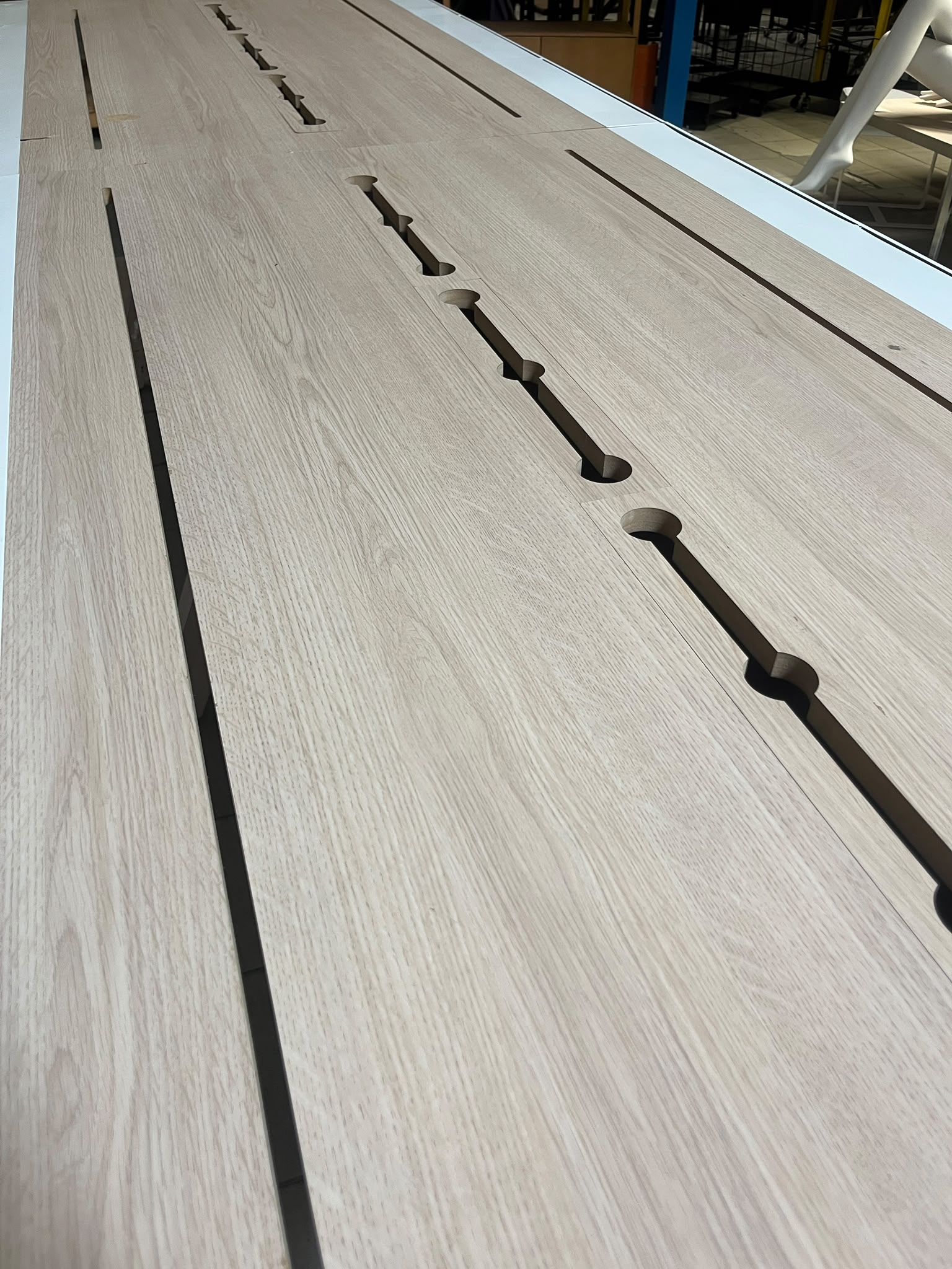 Table de présentation en bois et métal blanc – L300 x l100 x H96 cm