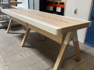 Table de présentation en bois et métal blanc avec trappes de rangement – L300 x l100 x H96 cm