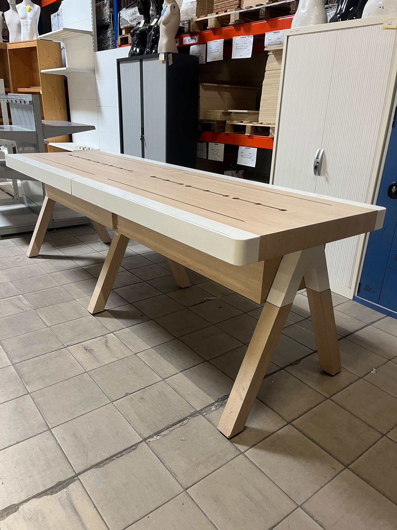 Table de présentation en bois et métal blanc – L300 x l100 x H96 cm