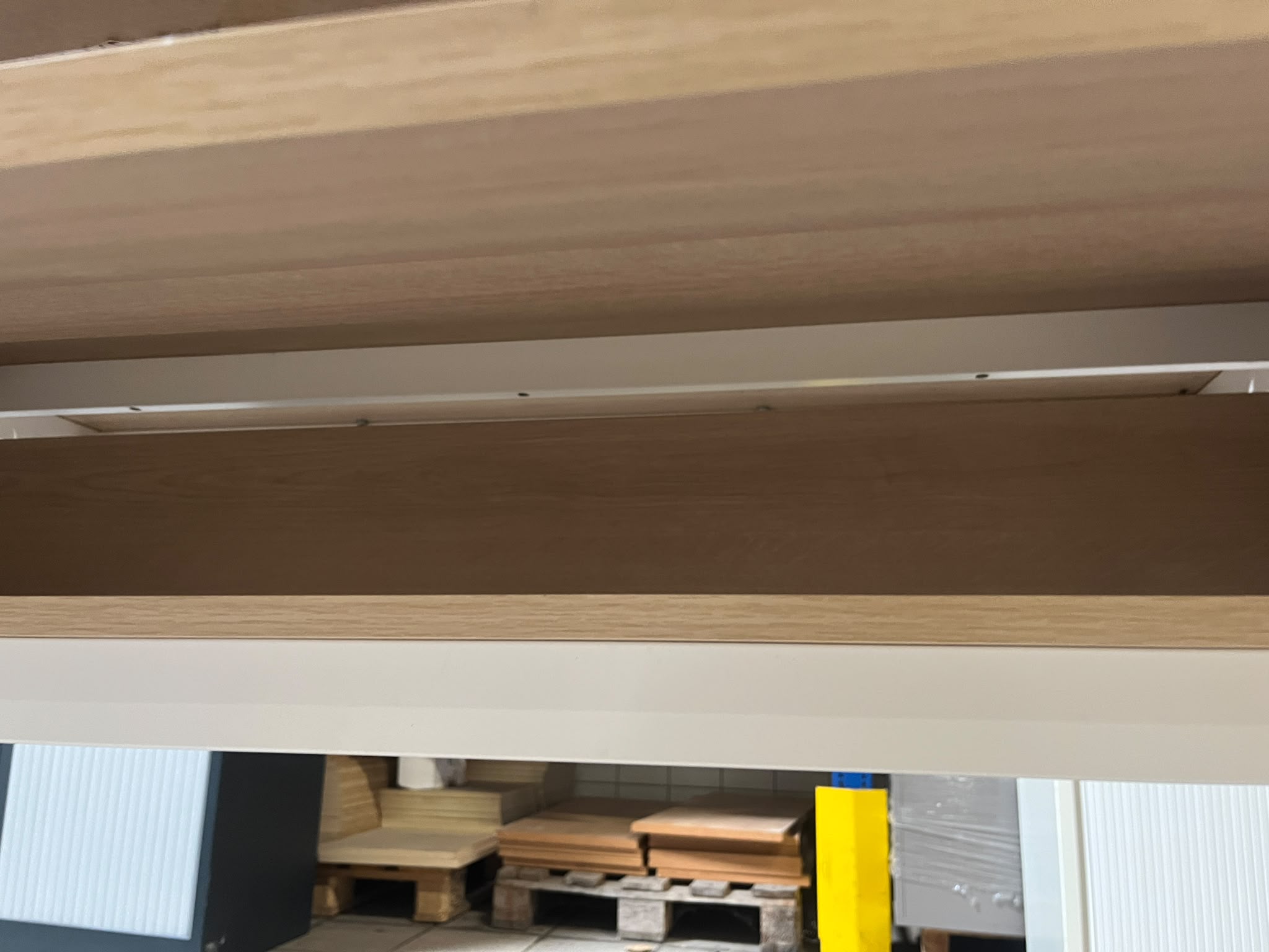 Table de présentation en bois et métal blanc – L300 x l100 x H96 cm