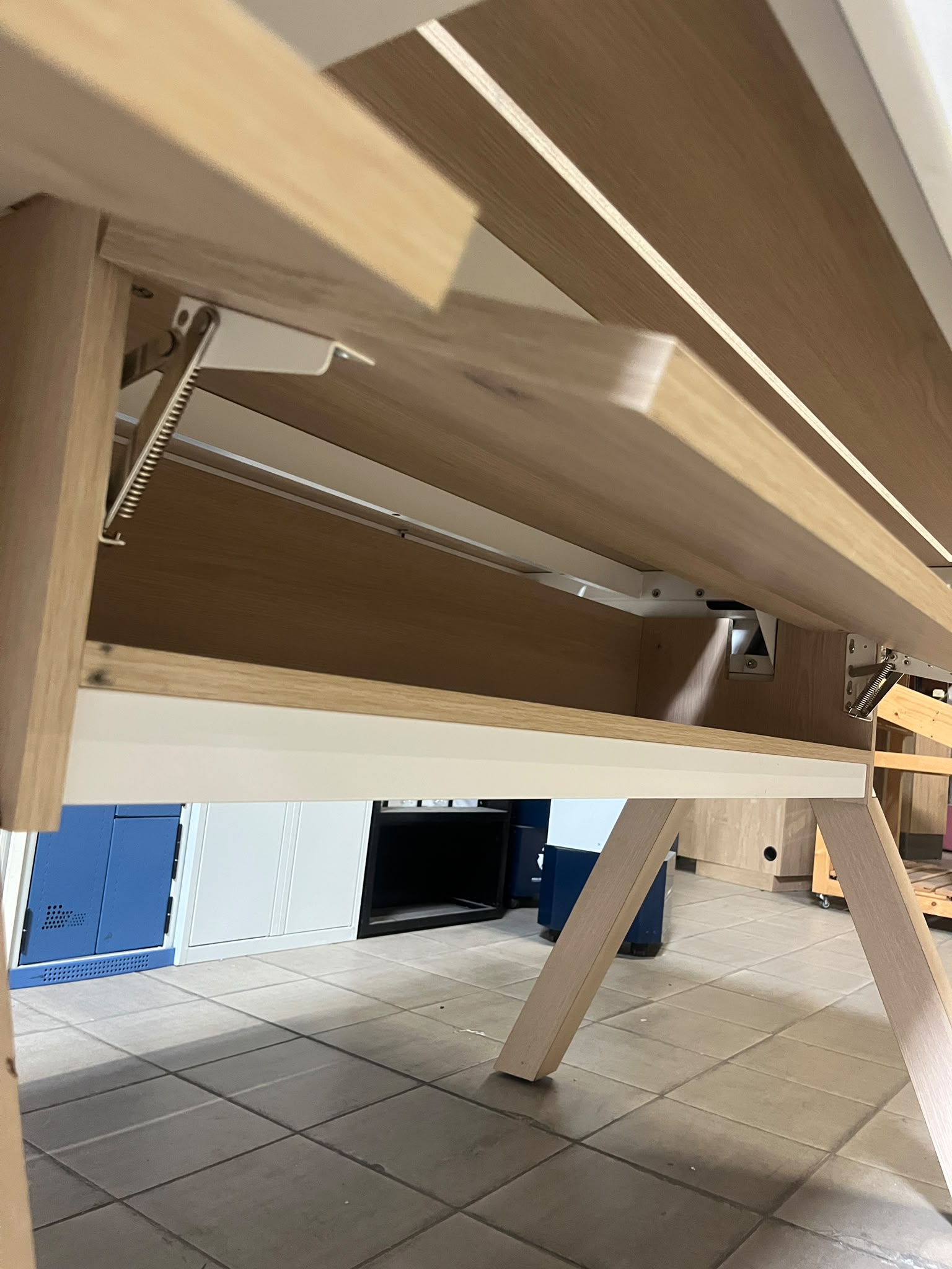 Table de présentation en bois et métal blanc – L300 x l100 x H96 cm