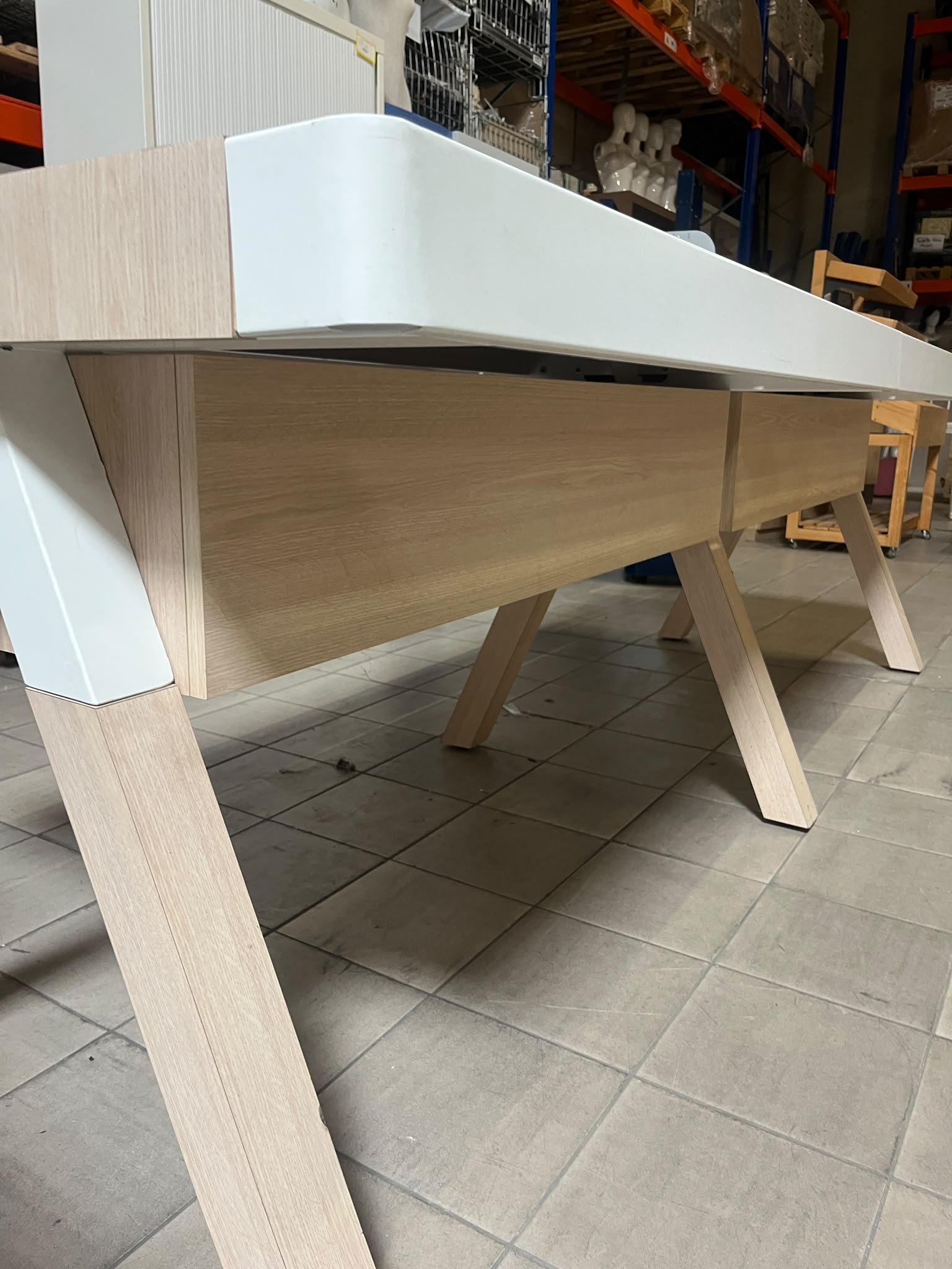 Table de présentation en bois et métal blanc – L300 x l100 x H96 cm