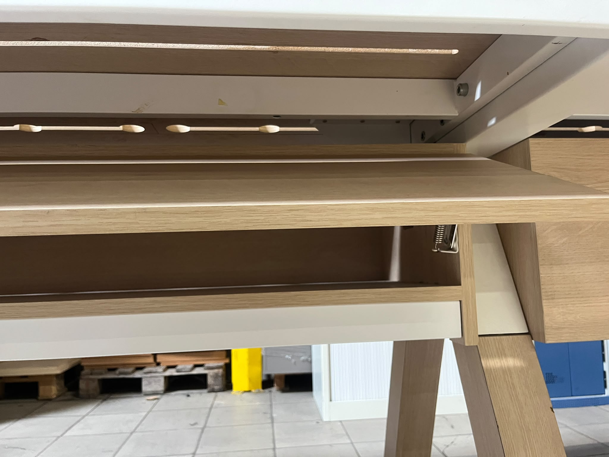 Table de présentation en bois et métal blanc – L300 x l100 x H96 cm