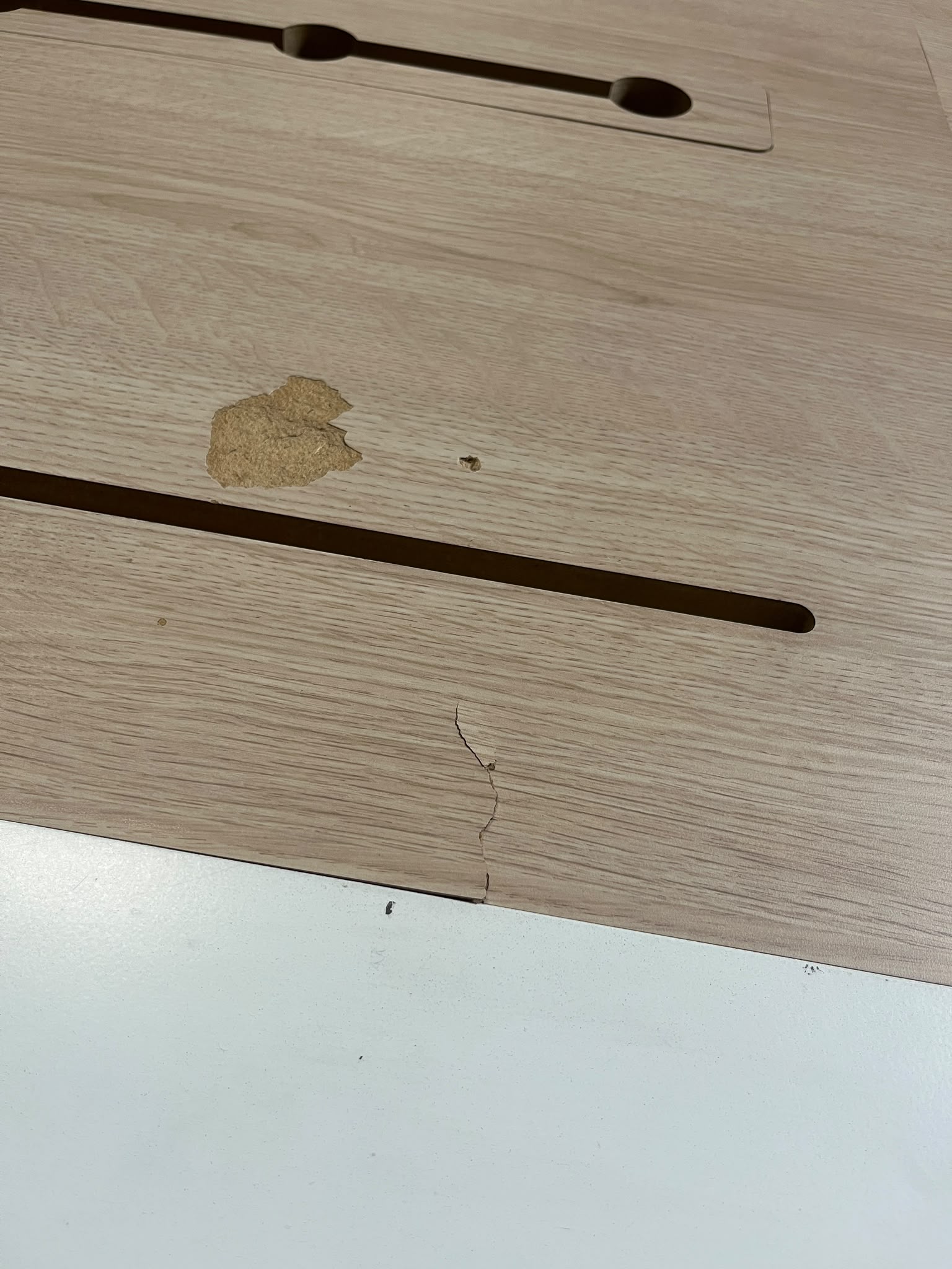 Table de présentation en bois et métal blanc – L300 x l100 x H96 cm