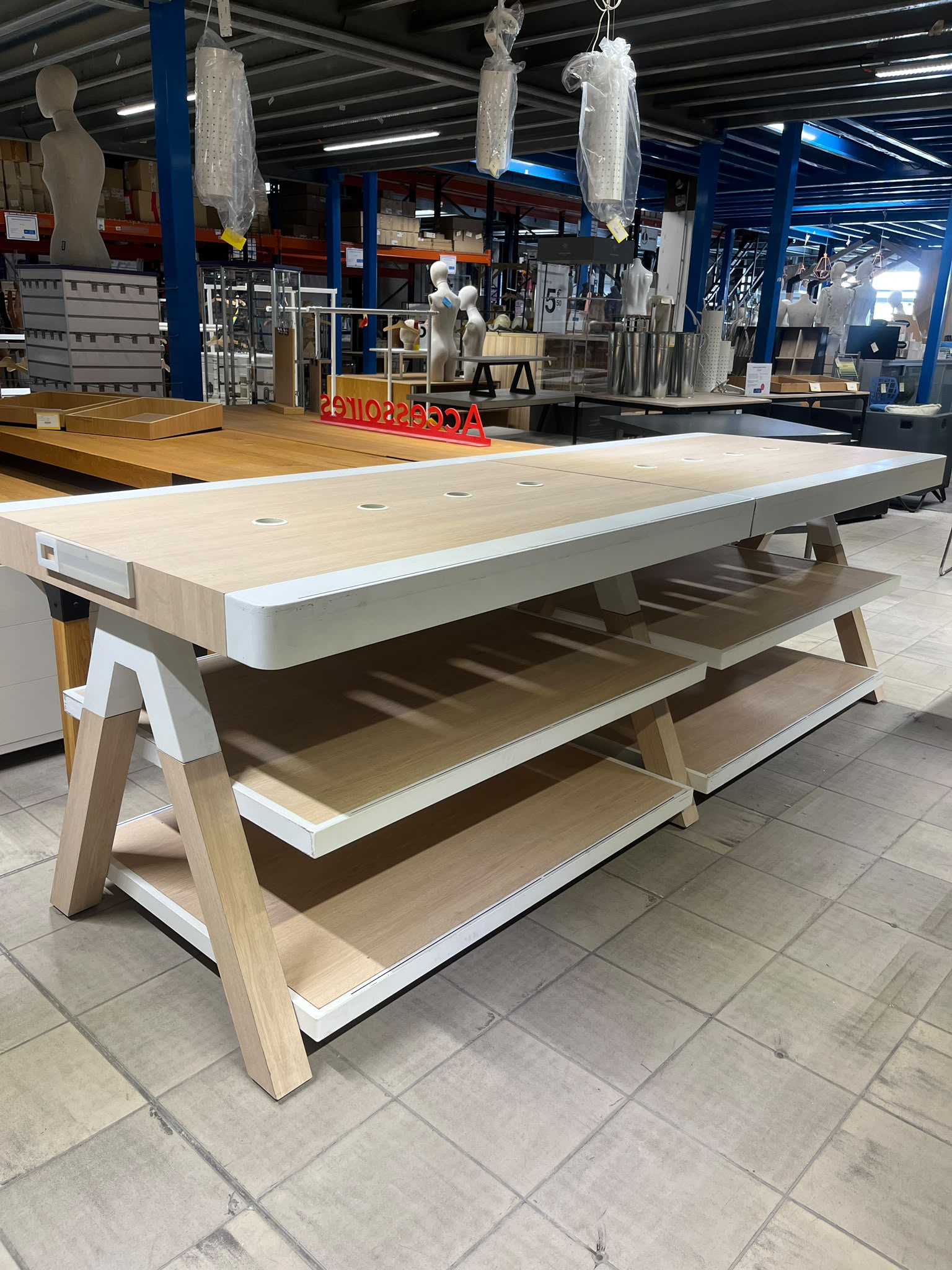 Table de présentation 3 niveaux en bois et métal blanc – L300 x l100 x H96 cm