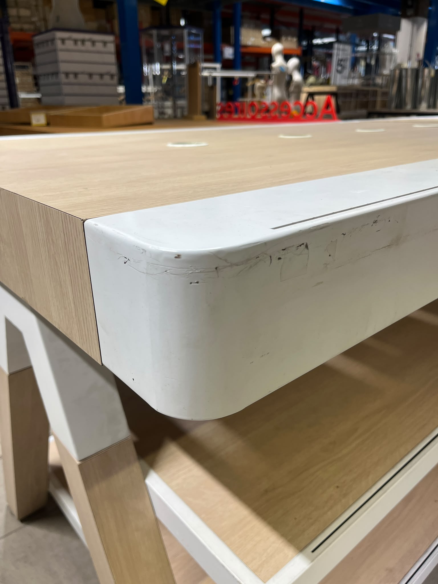 Table de présentation 3 niveaux en bois et métal blanc – L300 x l100 x H96 cm