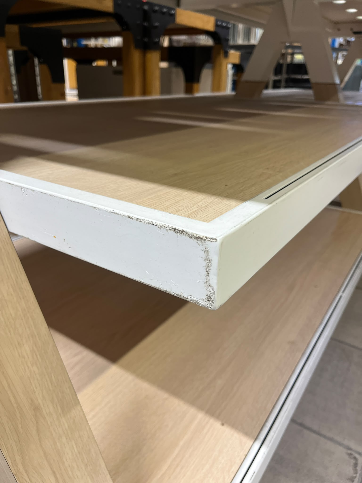Table de présentation 3 niveaux en bois et métal blanc – L300 x l100 x H96 cm