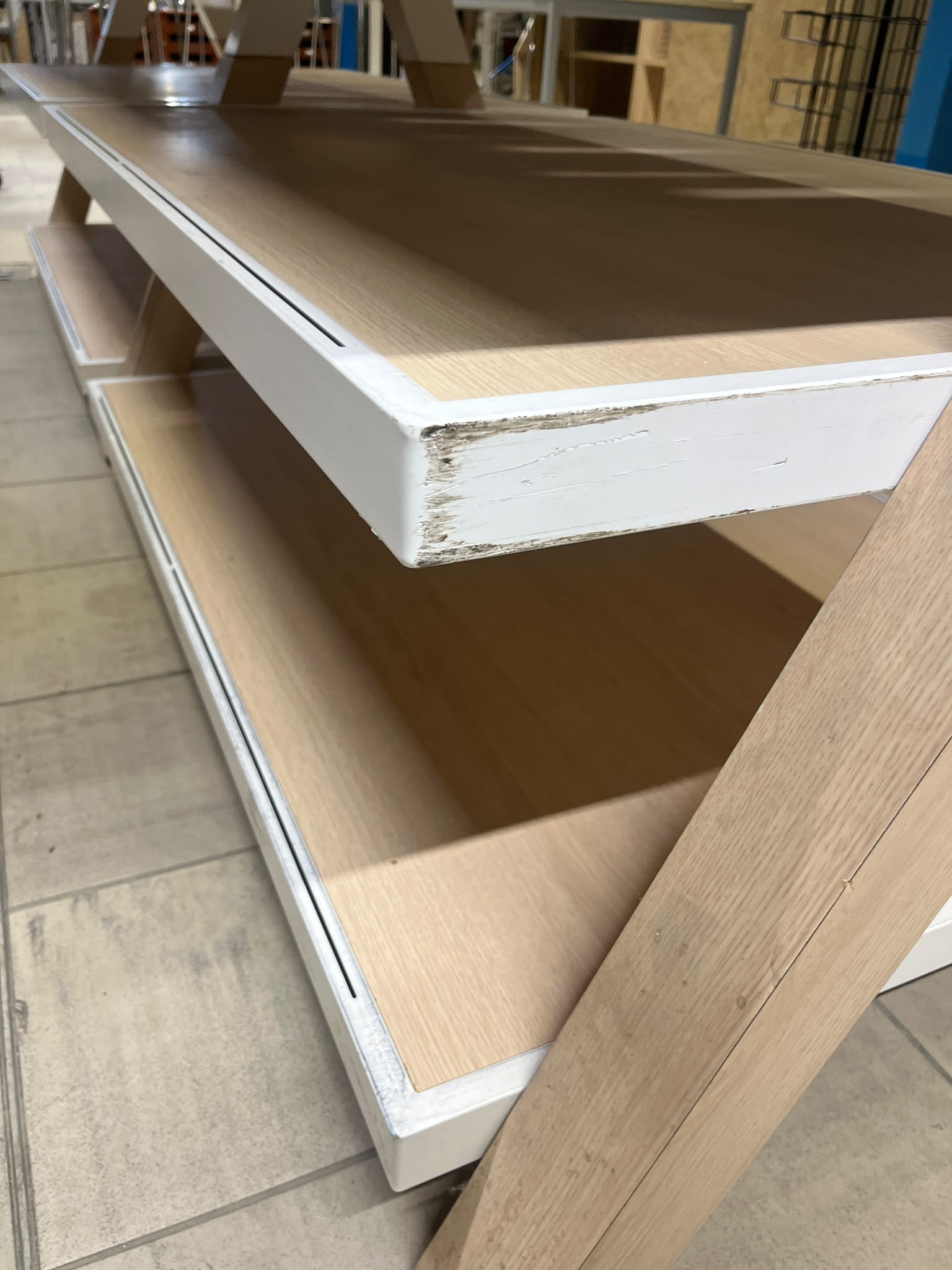 Table de présentation 3 niveaux en bois et métal blanc – L300 x l100 x H96 cm