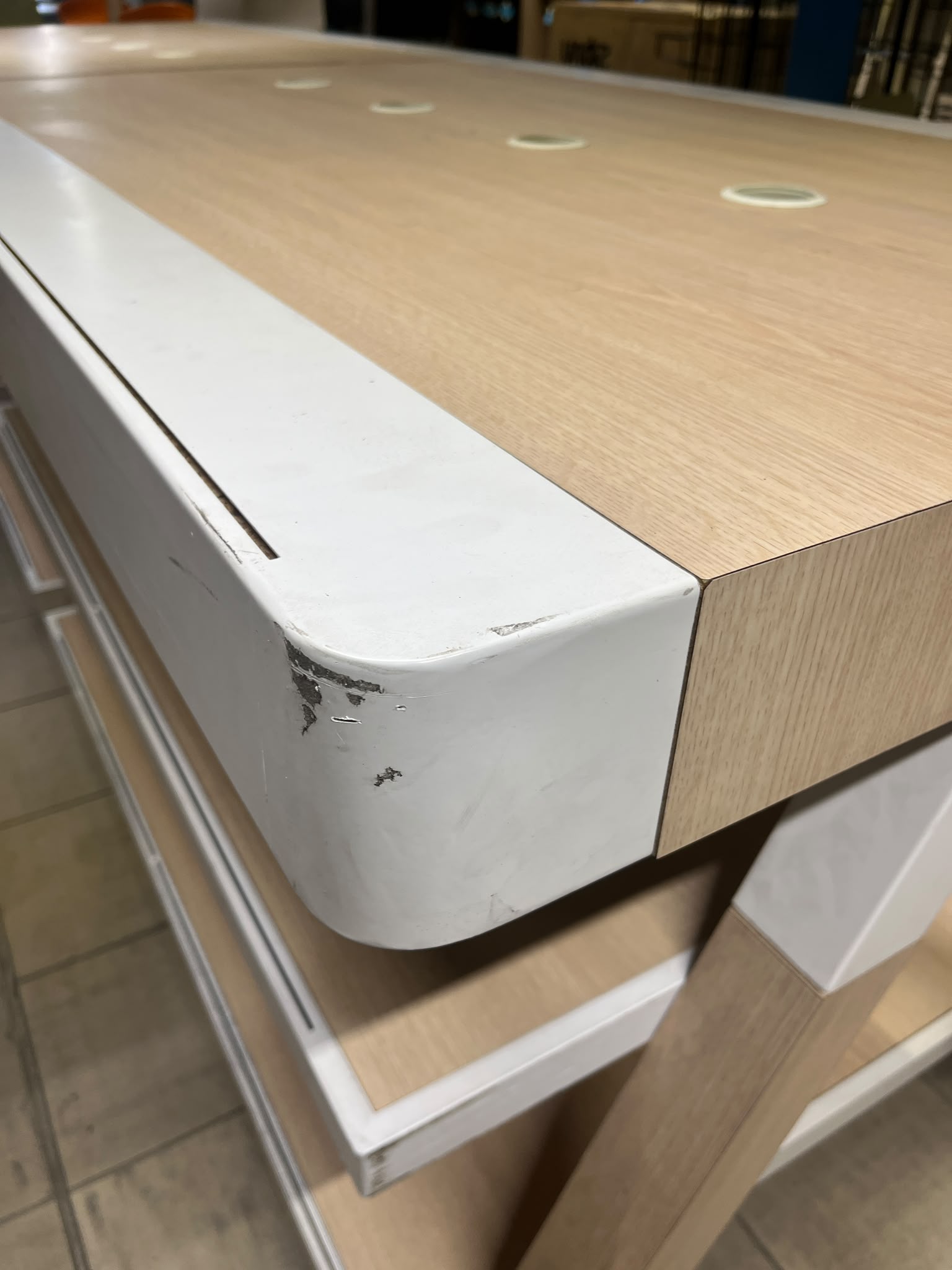 Table de présentation 3 niveaux en bois et métal blanc – L300 x l100 x H96 cm