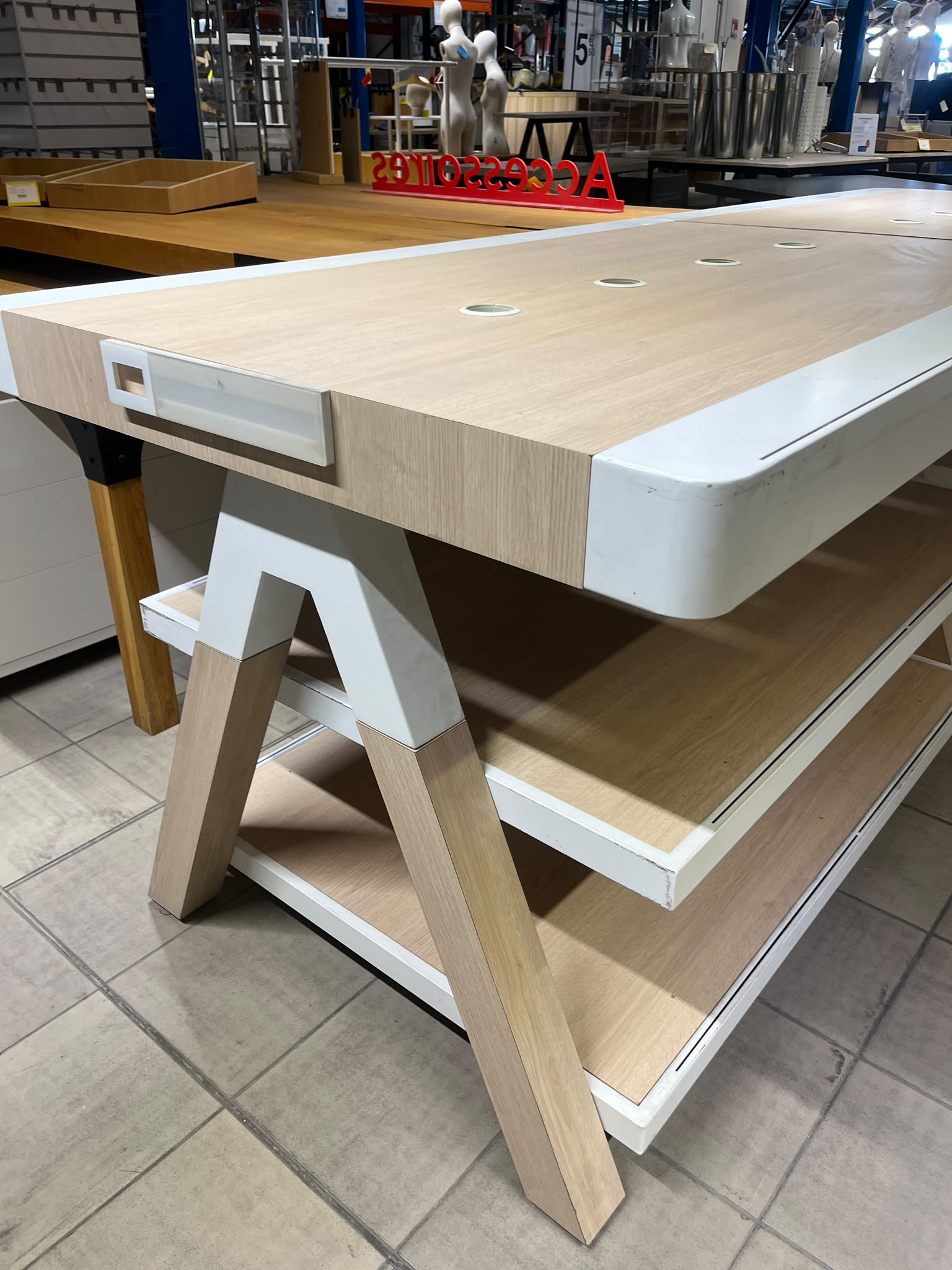 Table de présentation 3 niveaux en bois et métal blanc – L300 x l100 x H96 cm