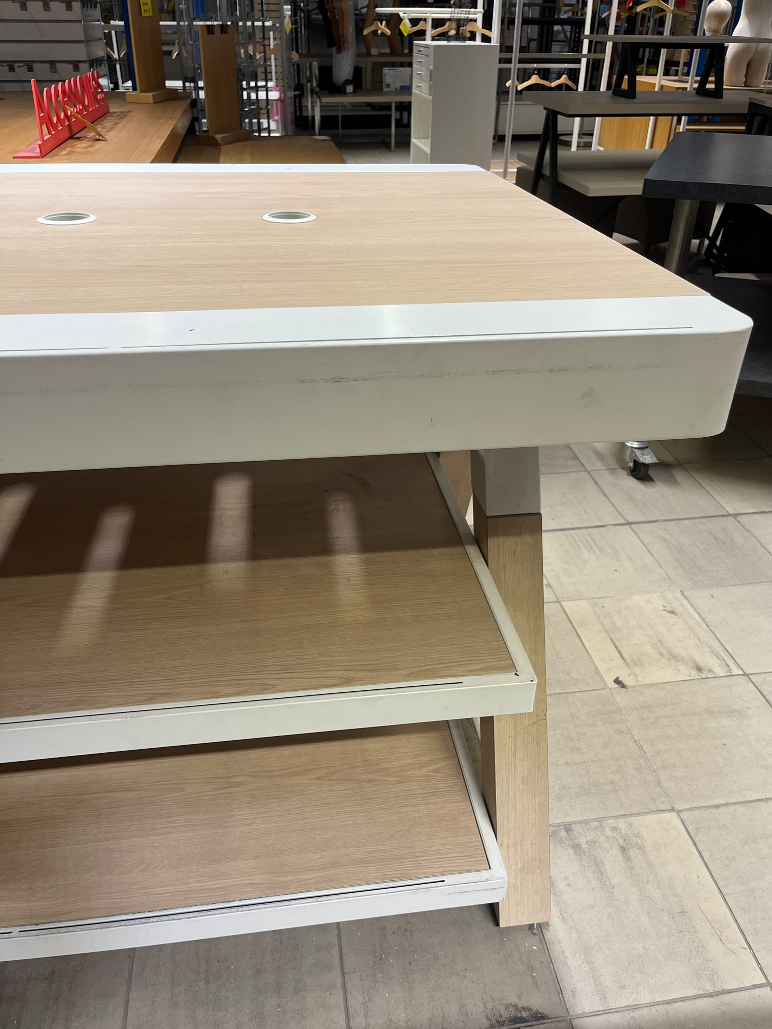 Table de présentation 3 niveaux en bois et métal blanc – L300 x l100 x H96 cm