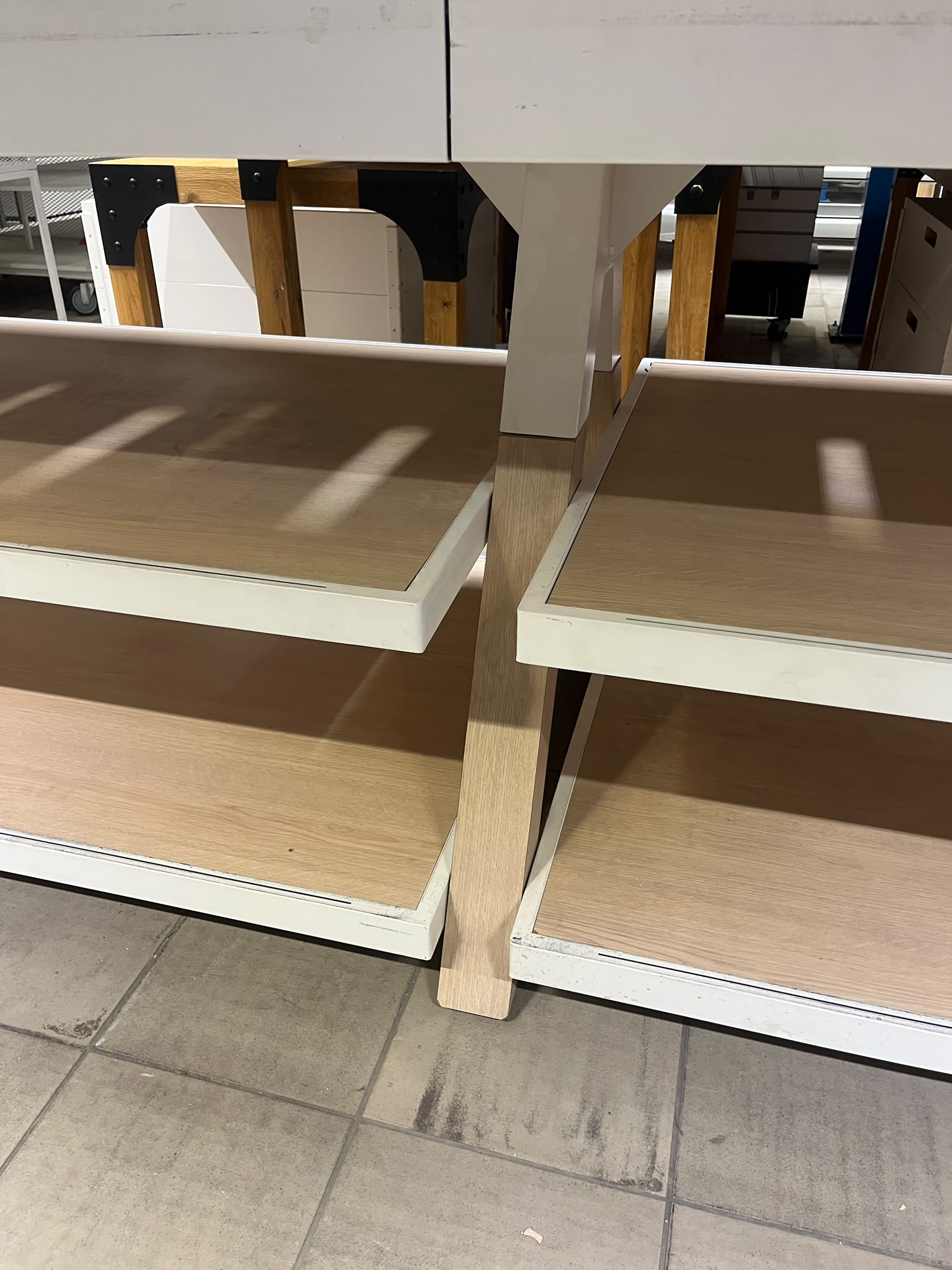 Table de présentation 3 niveaux en bois et métal blanc – L300 x l100 x H96 cm
