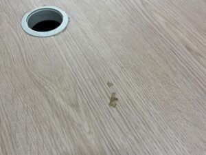 Table de présentation 3 niveaux en bois et métal blanc – L300 x l100 x H96 cm