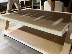 Table de présentation 3 niveaux en bois et métal blanc – L300 x l100 x H96 cm