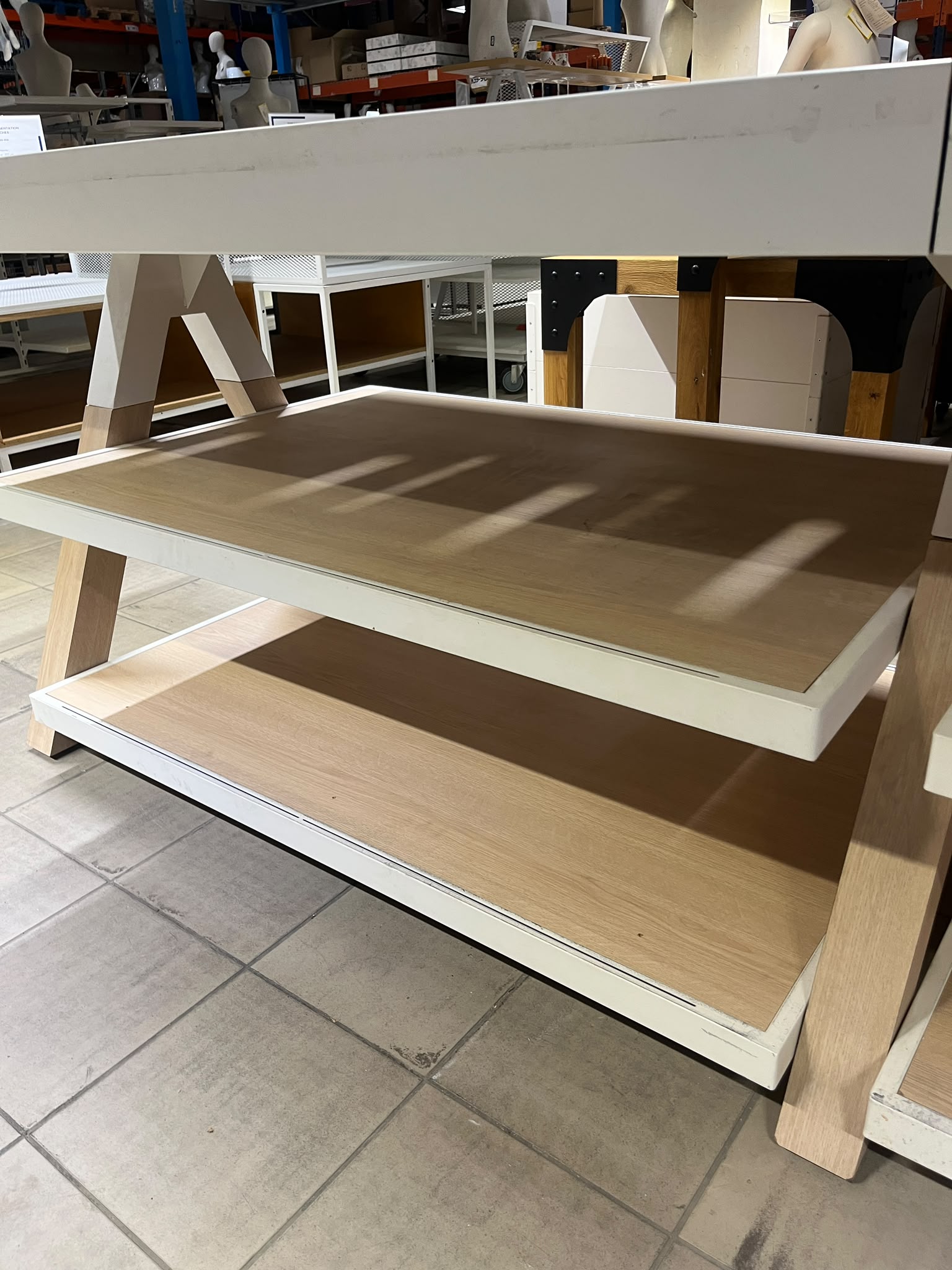 Table de présentation 3 niveaux en bois et métal blanc – L300 x l100 x H96 cm