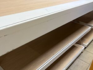 Table de présentation 3 niveaux en bois et métal blanc – L300 x l100 x H96 cm