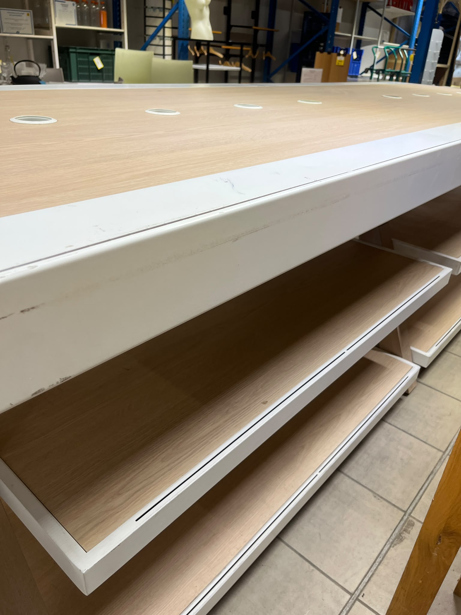 Table de présentation 3 niveaux en bois et métal blanc – L300 x l100 x H96 cm
