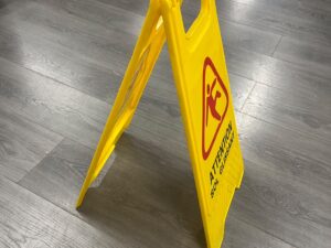 Panneau d’affichage « attention sol glissant » PVC jaune – H61 cm