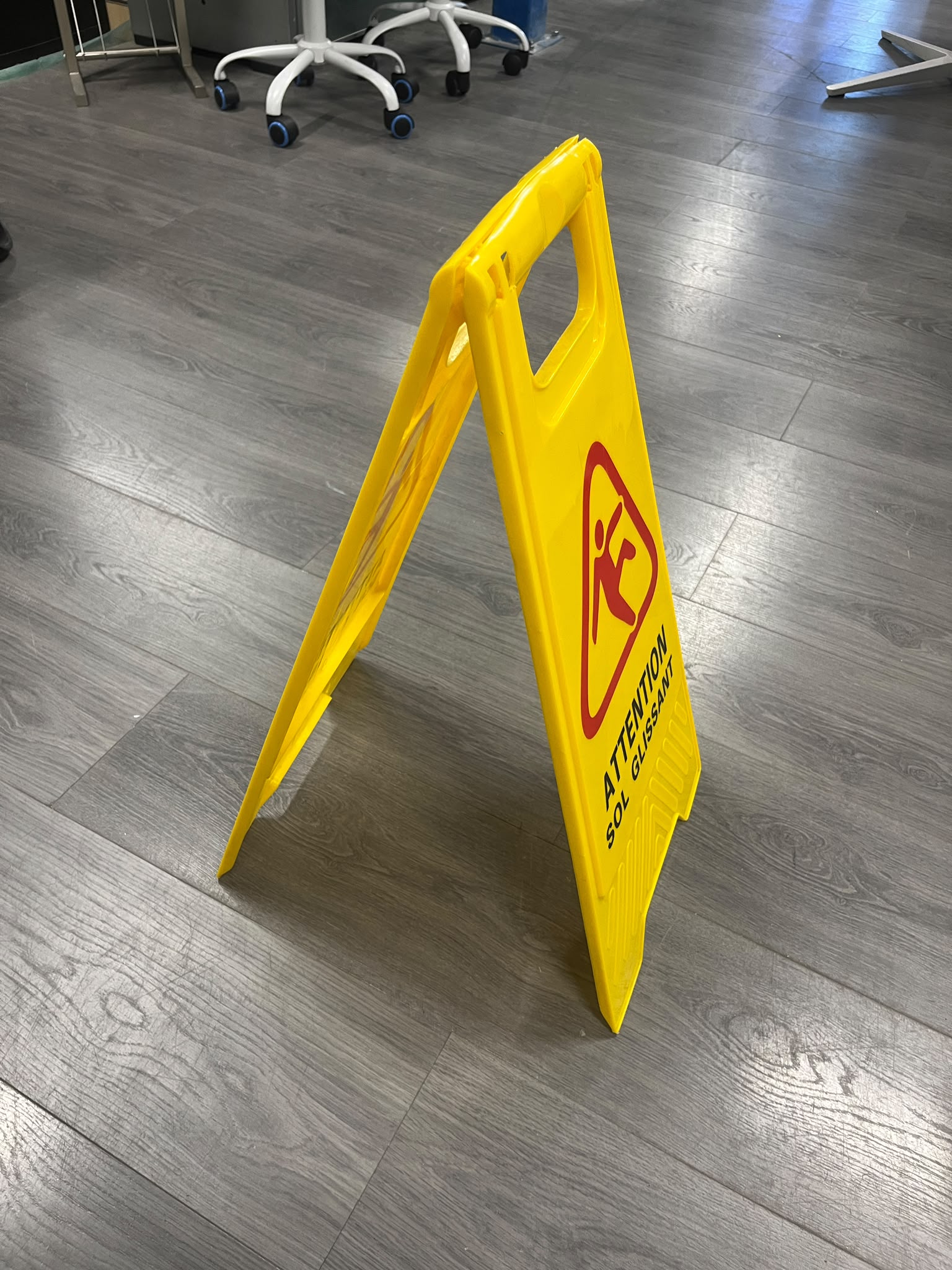 Panneau d’affichage « attention sol glissant » PVC jaune – H61 cm