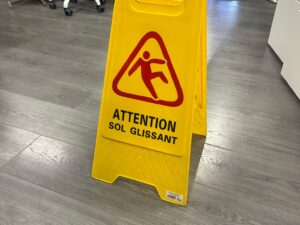 Panneau d’affichage « attention sol glissant » PVC jaune – H61 cm