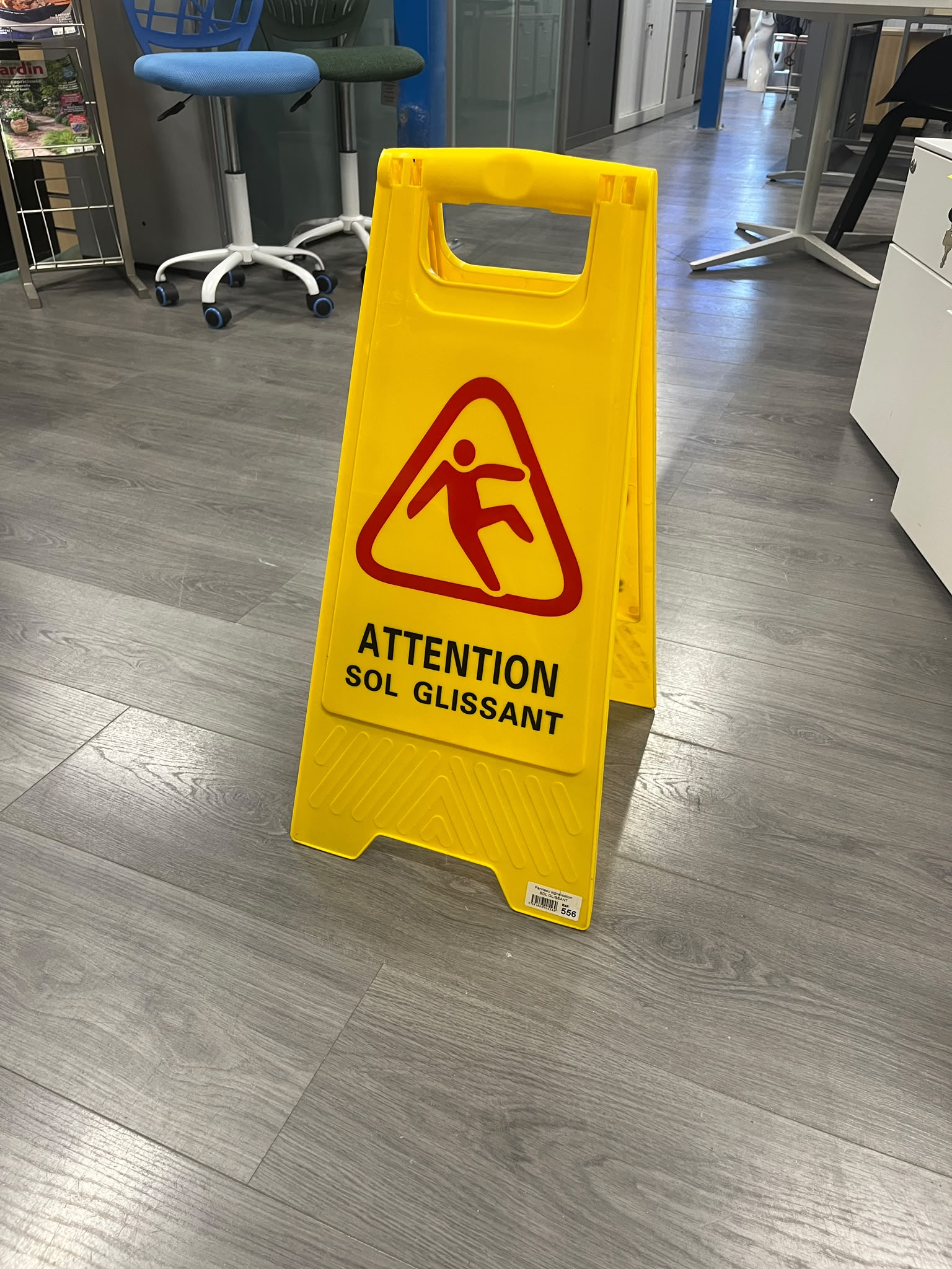 Panneau d’affichage « attention sol glissant » PVC jaune – H61 cm