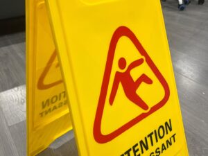 Panneau d’affichage « attention sol glissant » PVC jaune – H61 cm