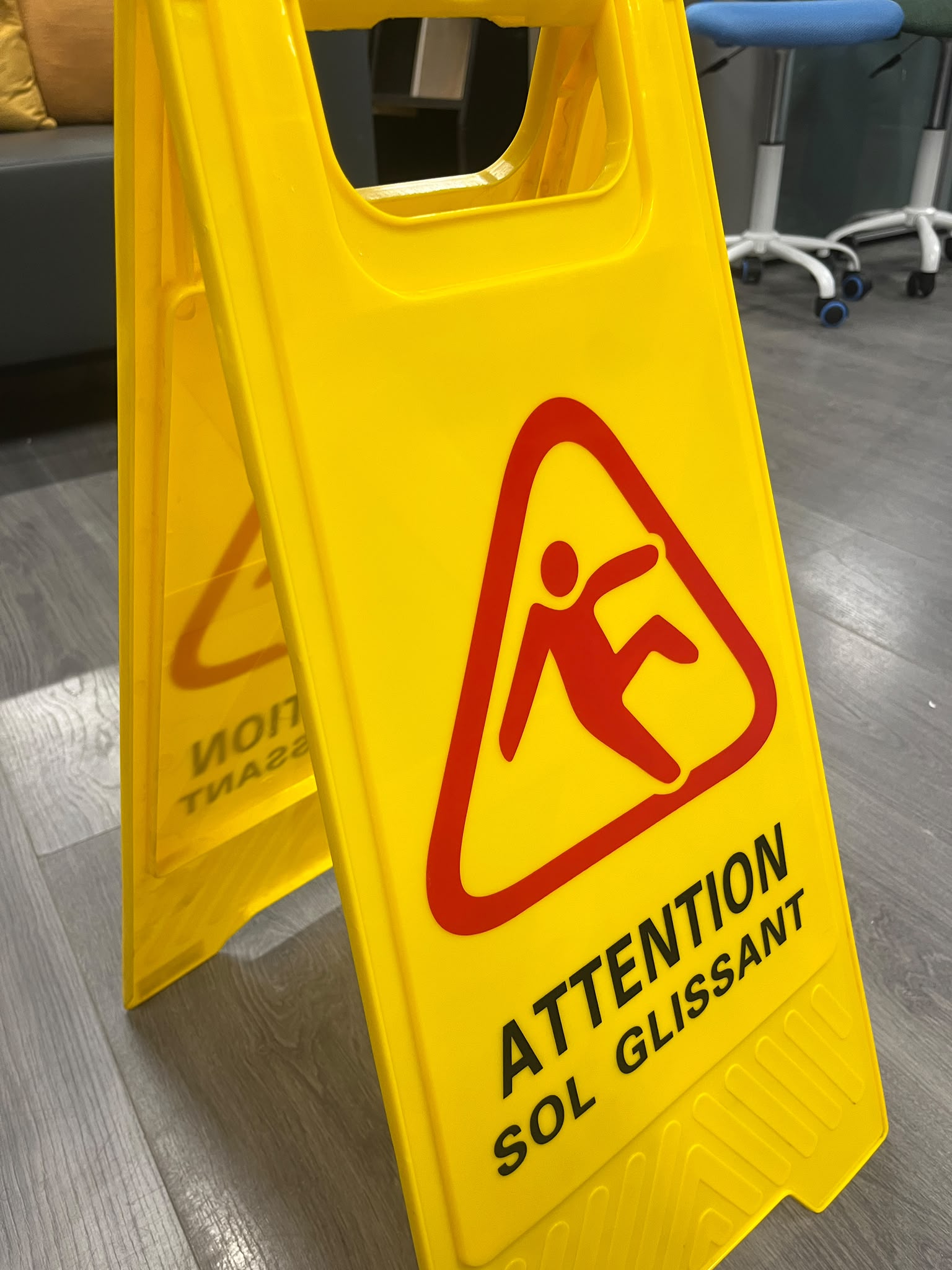 Panneau d’affichage « attention sol glissant » PVC jaune – H61 cm