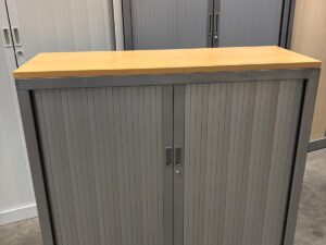 Armoire basse de bureau métallique grise avec plateau bois – L120 x l43 x H103 cm
