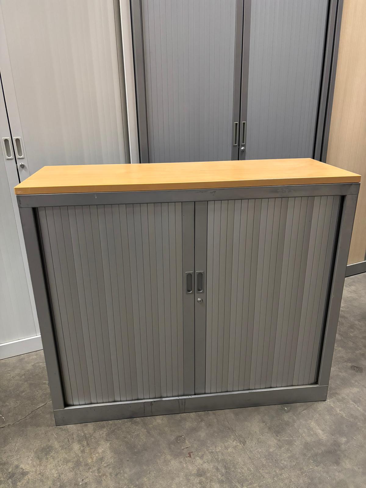 Armoire basse de bureau métallique grise avec plateau bois – L120 x l43 x H103 cm