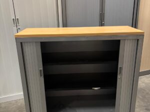 Armoire basse de bureau métallique grise avec plateau bois – L120 x l43 x H103 cm