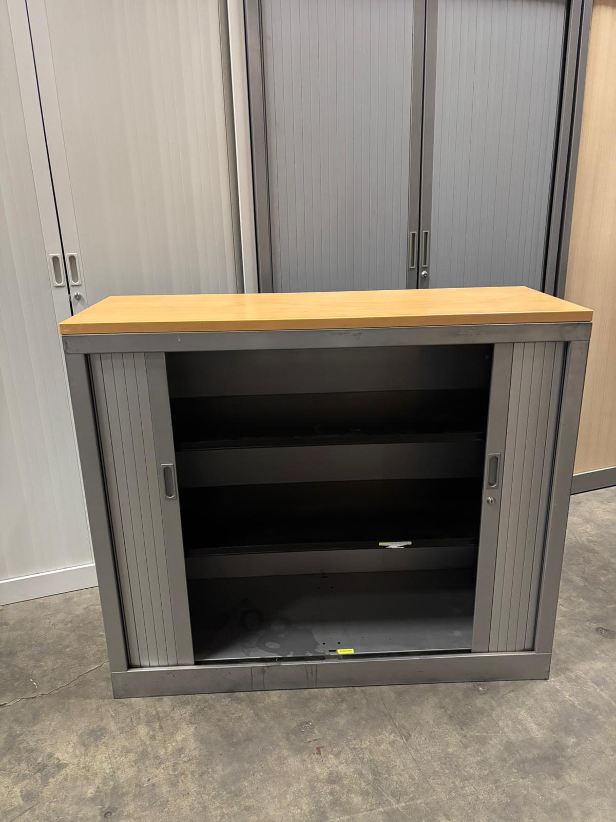 Armoire basse de bureau métallique grise avec plateau bois – L120 x l43 x H103 cm
