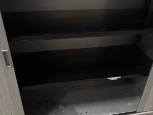 Armoire basse de bureau métallique grise avec plateau bois – L120 x l43 x H103 cm