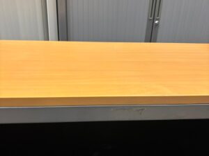 Armoire basse de bureau métallique grise avec plateau bois – L120 x l43 x H103 cm