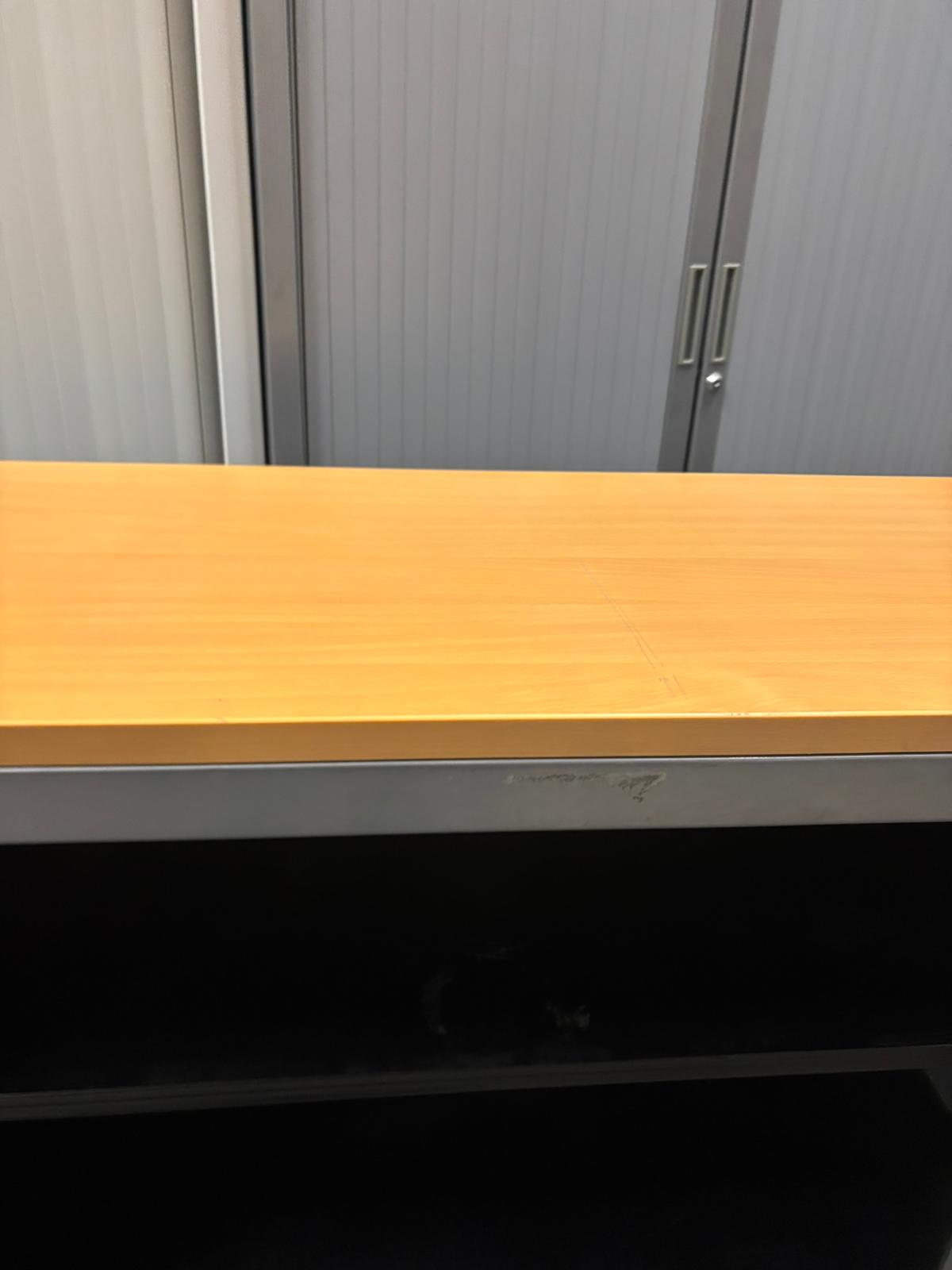Armoire basse de bureau métallique grise avec plateau bois – L120 x l43 x H103 cm