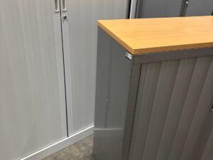 Armoire basse de bureau métallique grise avec plateau bois – L120 x l43 x H103 cm