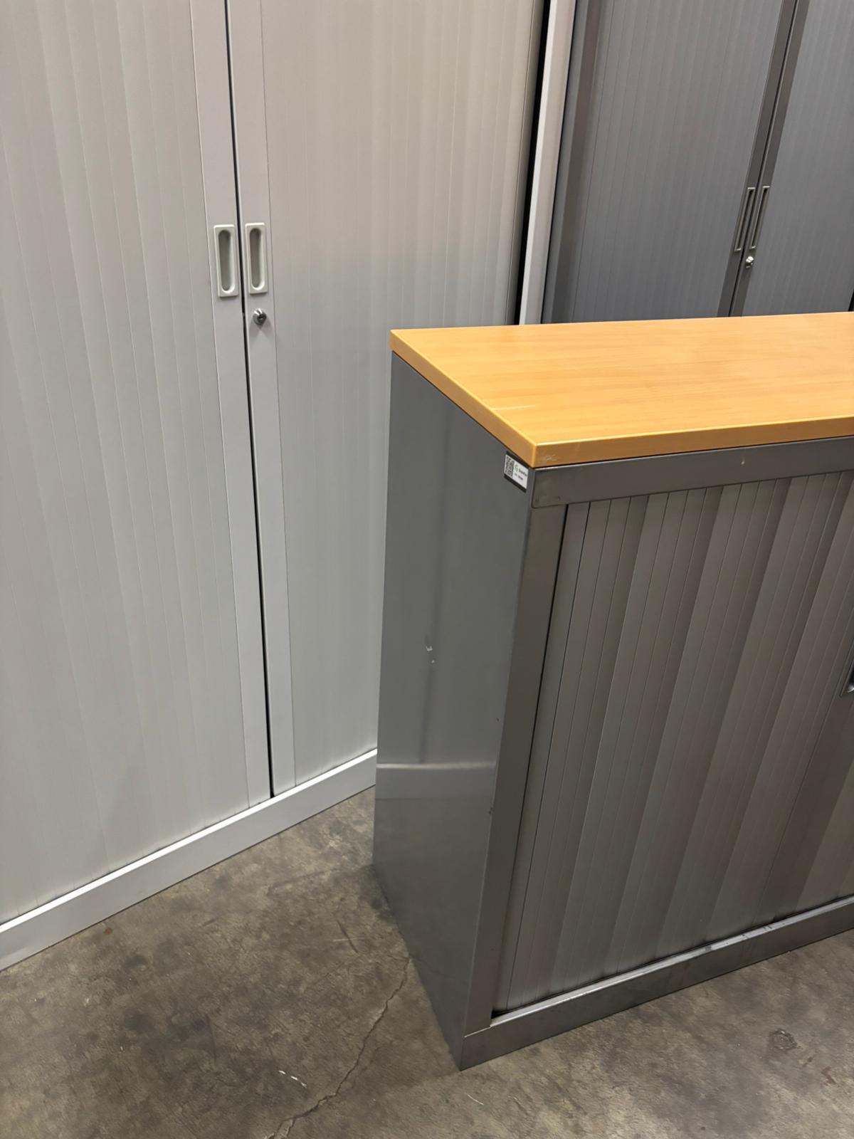 Armoire basse de bureau métallique grise avec plateau bois – L120 x l43 x H103 cm